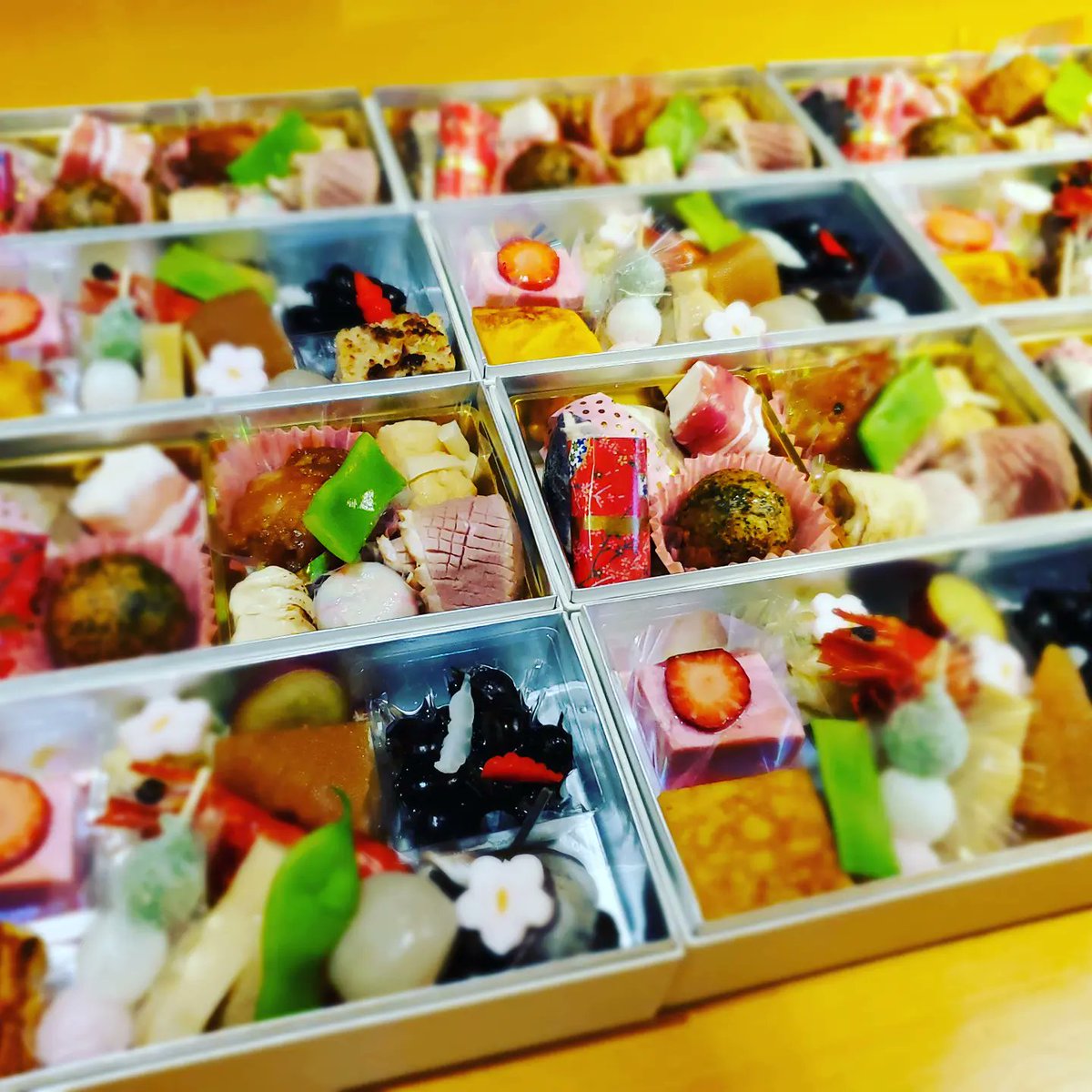 f5Yq7qBXi9n6Fw5's tweet photo. 新年おめでとうございます✨
今年最初の仕出しですね☺️
皆様にとって、素晴らしい年になることを祈ってます✨
どうぞ、今年も懐石料理さとしを宜しくお願いいたします✨ https://t.co/g42nde3wmv