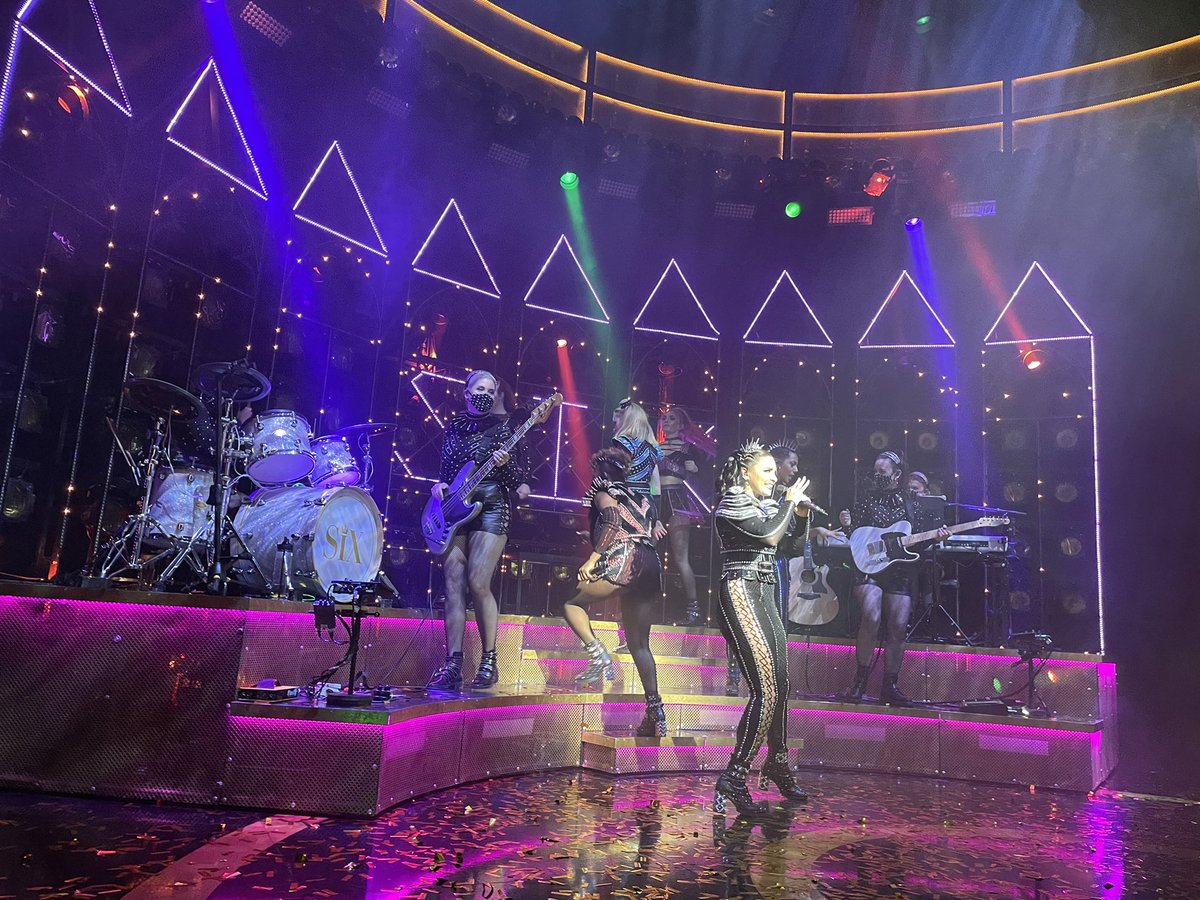 3kidsCooper's tweet photo. I Love live performances 🎭           Amazing performance of Six tonight 👑👑👑👑👑👑 https://t.co/7kY5xu45NF