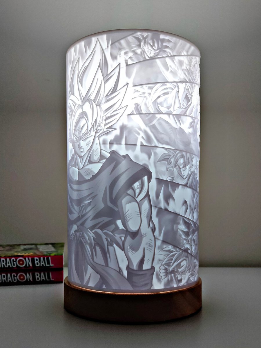 Gokuniverse_'s tweet photo. 💥🎉Sorteo Año Nuevo🎉💥

1️⃣ Lienzo del Príncipe pintado a mano con Aerografia, 50x50cm.

2️⃣ Lámpara 3D de Goku a dos caras.

Para llevártelos👇

✅ Like y Retuit
✅ Síguenos @SynestesikWorks y @Gokuniverse_ 

Suerte a tod@s! ☘️
#Feliz2022 #DragonBall #SORTEO https://t.co/QDEeAf7WnF