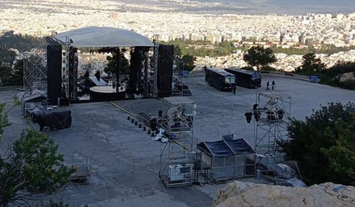 Claire29271's tweet photo. Μια εικόνα 1000 λέξεις... Ο λαός πουθενά, αστυνομία παντού, αλλόγιστο ξόδεμα δημόσιου χρήματος για θεάματα, ενώ πεθαίνουμε... Περαστικά στους νοσήσαντες... Είμαστε μόνοι. #Μπακογιαννης #Ρουβας #ΝΔ https://t.co/BB7tCSSWI0