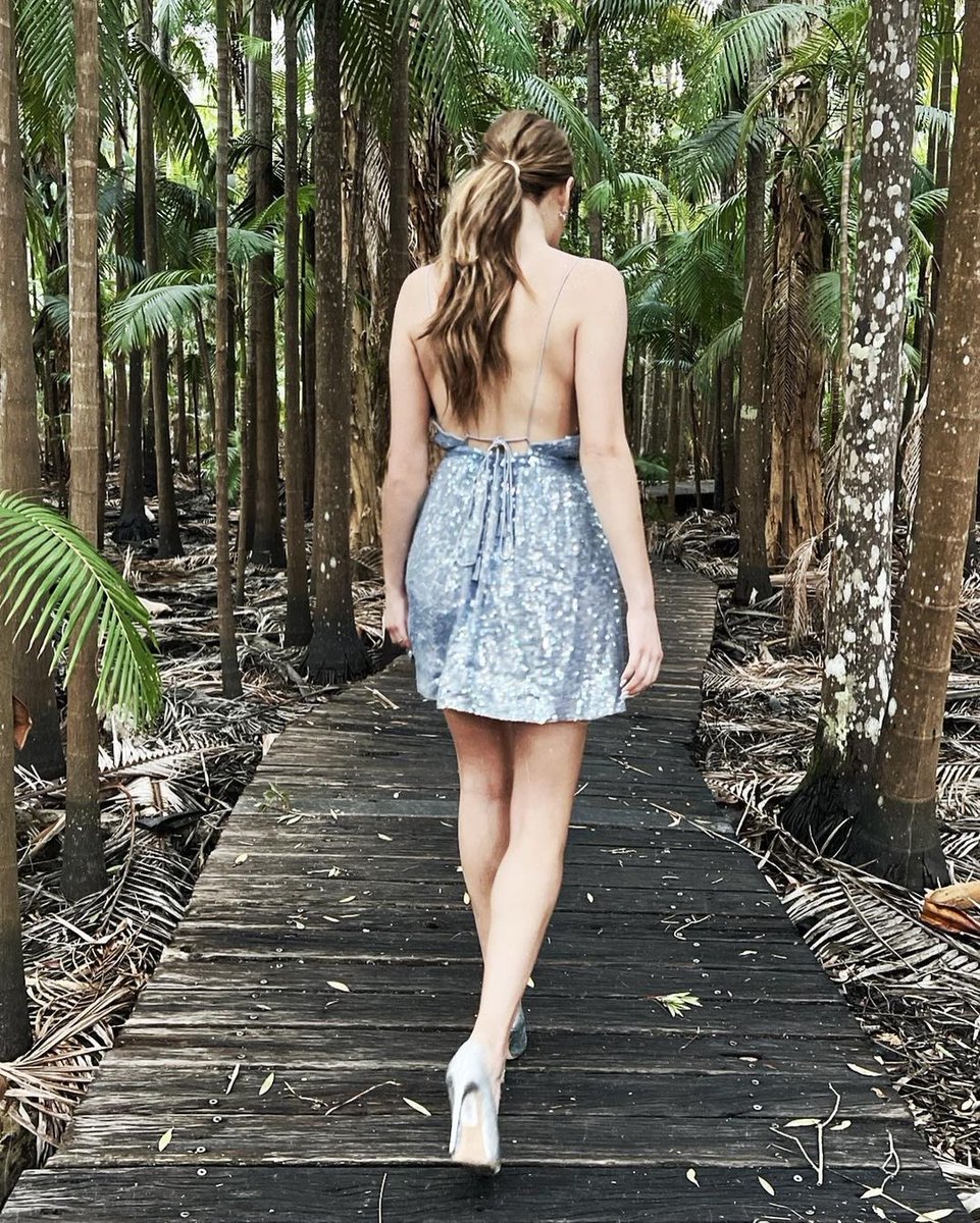 aussie NYE 
1- @Kristin_Ess hair bling forever
2- being the most overdressed person in the beach town ✨
3- earning dry january
4- alice in wonderland vibes
5- setting those intentions!! 🙏
6- beach bum
7- drunk. see ya, 2021.