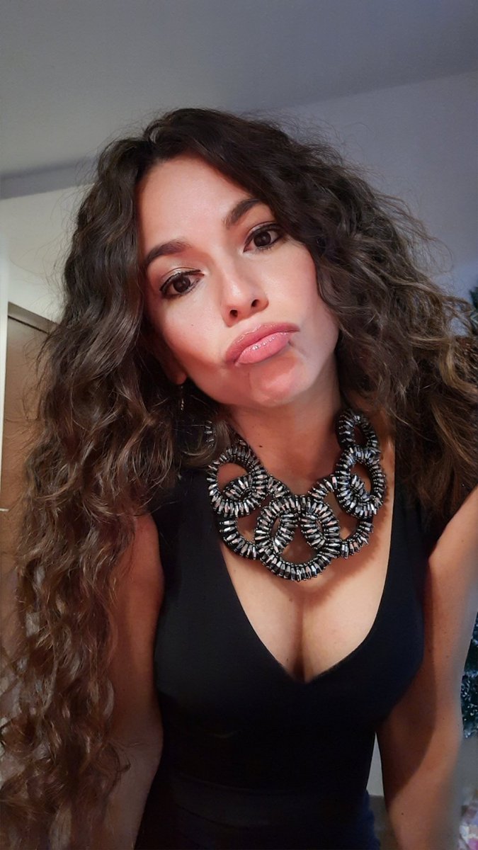 alexisandy48's tweet photo. Si tienes la suerte de ser diferente no cambies .Feliz año nuevo 🥰🥰🥰🥰 https://t.co/zcgdE3CjFU
