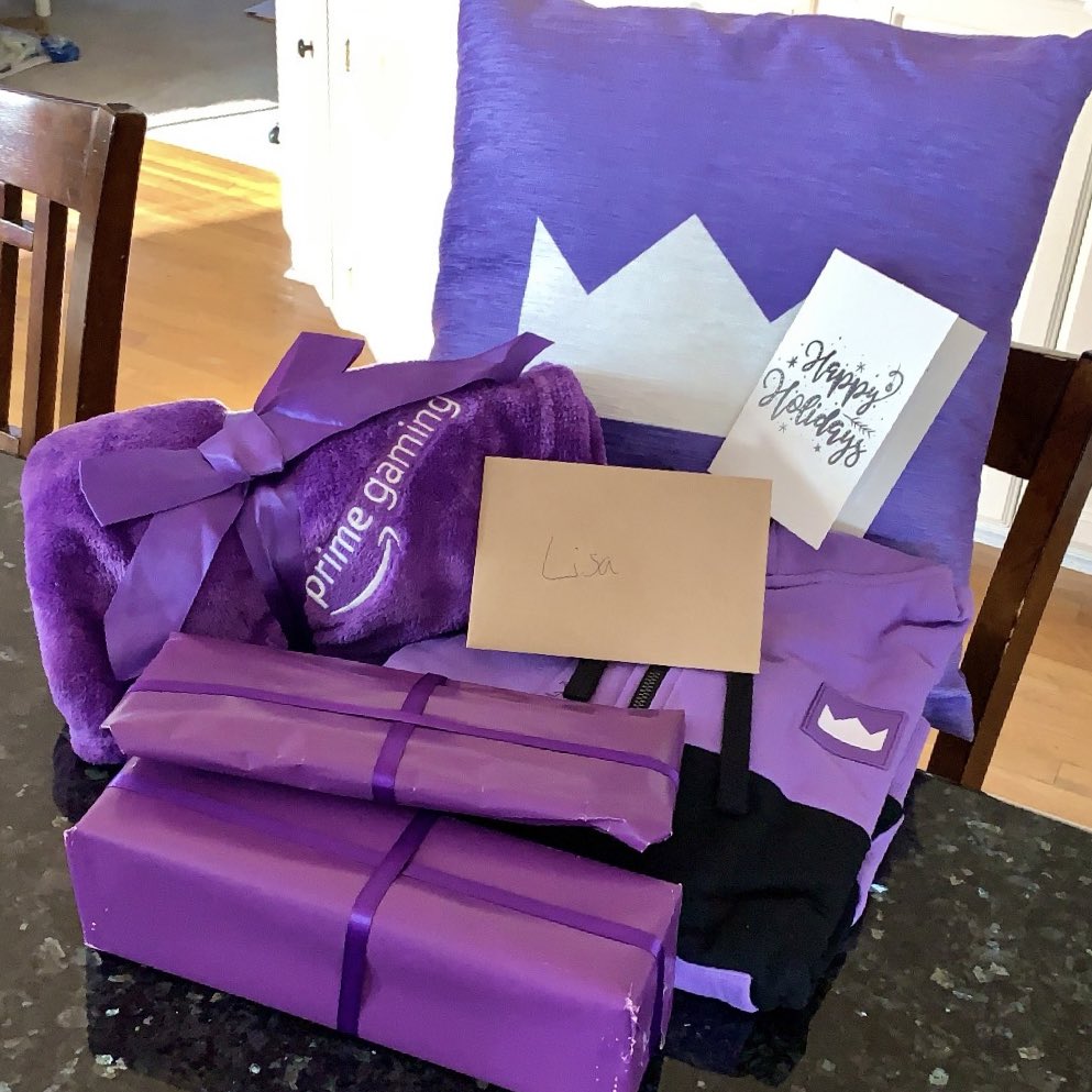 iAmLucyMaeTV's tweet photo. I opened a little late but this #PrimeGiving drop is so awesome & cozy - THANK YOU @primegaming for thinking of me - I LOVE ITπ₯°πβ¨ https://t.co/oGE3m8gfan