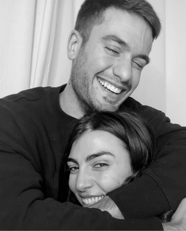 GiuliaSalemi93's tweet photo. Buon anno a tutti che sia un 2022 pieno di quello che più sognate. 
Non perdete mai la speranza perché quando meno ve lo aspettate arriverà nella vostra vita l’arcobaleno 🌈 
A me è successo :) ❤️ #buonanno #HAPPYNEWYEAR https://t.co/bVWqnHyi6v