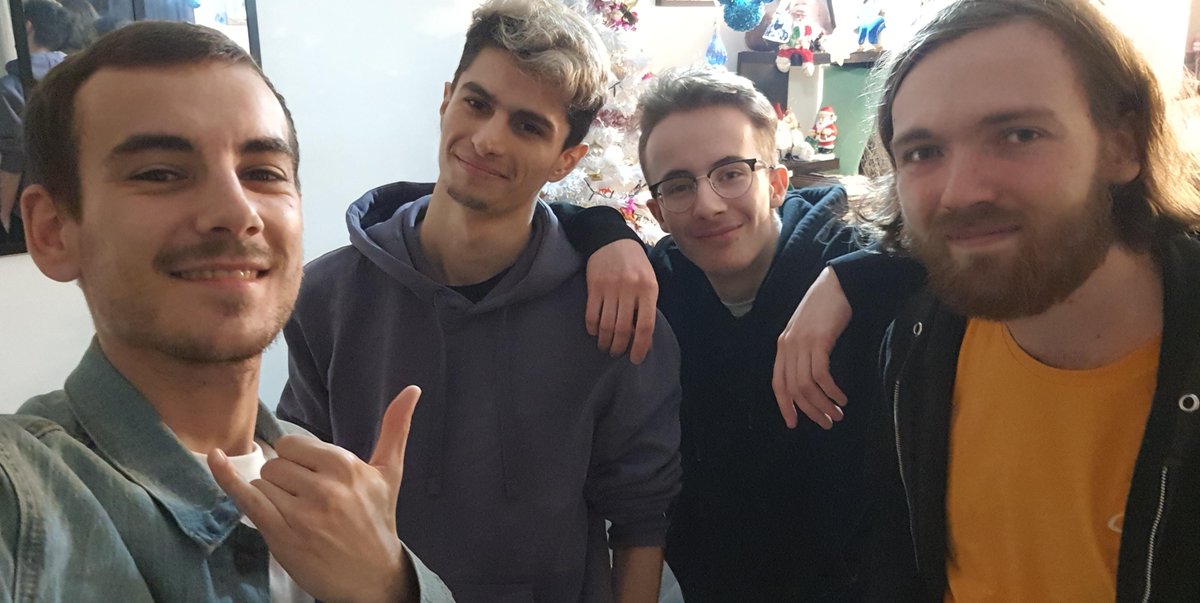 Lial____'s tweet photo. Bonne année bande de bg ! https://t.co/95jNhu6L9B