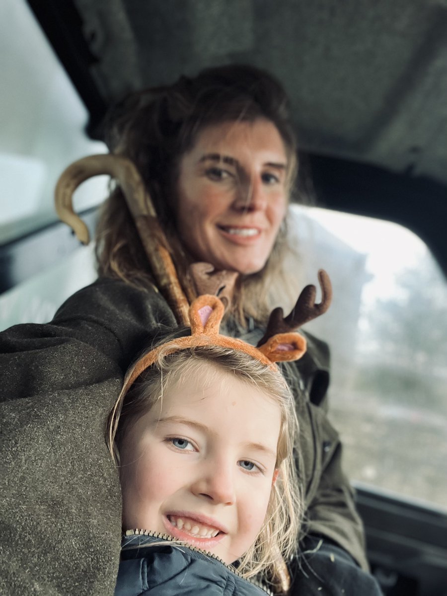 AmandaOwen8's tweet image. So after a day of being both aided &amp;amp; distracted by the intrepid Clem she got to venture somewhere new. 🏨 Strayed off her heaf after encountering a tired walker on the rounds.🐑🐑🐑 🚶‍♂️ 
Give him a lift to @tanhillinn &amp;amp; then got the rounds in. 🍻 🥂 
#NewYearsEve #pub #cheers