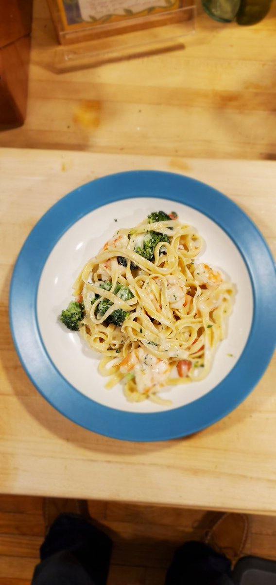 EdWozATC's tweet photo. The Woz New Year's Eve fettuccine Alfredo with shrimp, broccoli, and red bell pepper! #chefEd https://t.co/FR0aI5ti8b