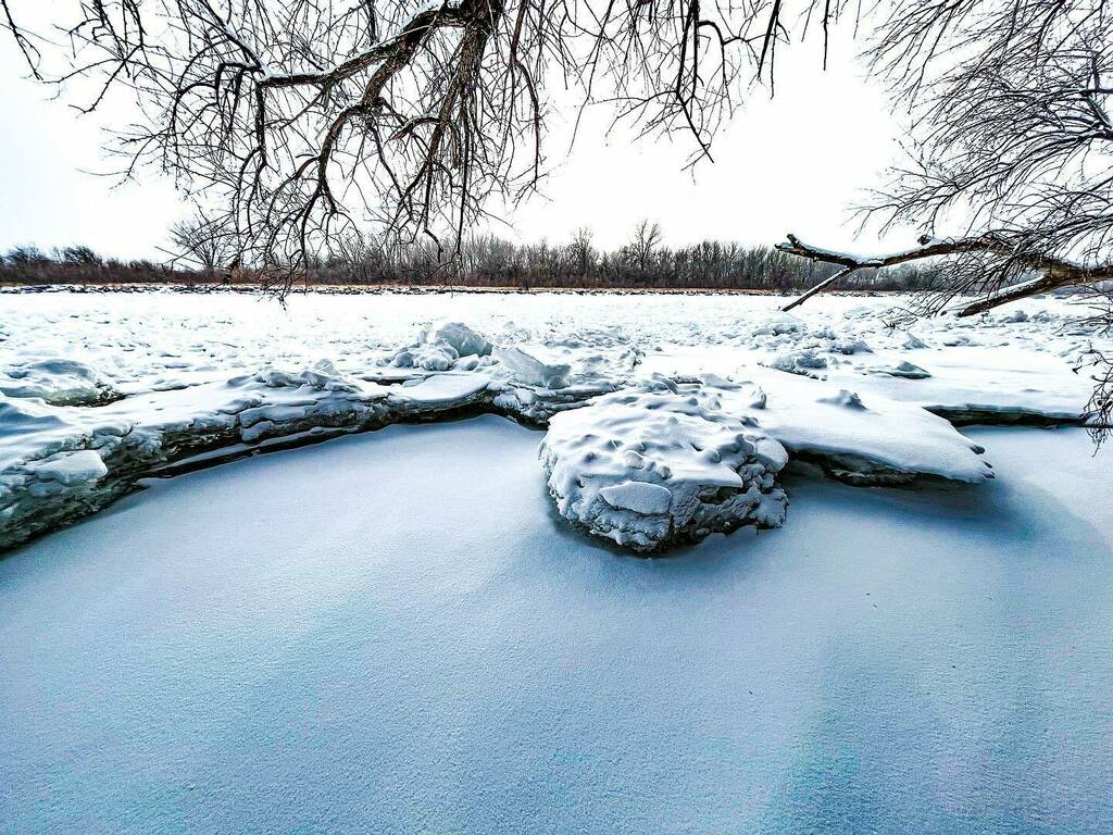 DennisRPhoto's tweet photo. Flash freezing along the Yellowstone.  #yellowstone #river #winter #snow #ice #winter #freezing #billings #montana https://t.co/dpDDAzRhrD