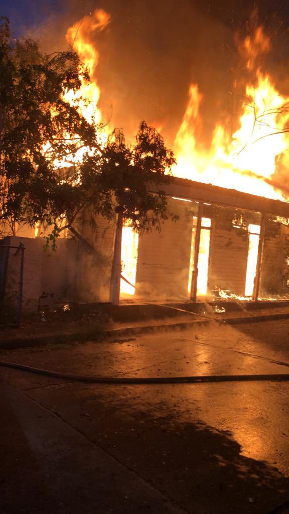 La pronta intervención de <a href="/Bomberos_de_PR/">Negociado del Cuerpo de Bomberos</a> evitó que un incendio esta noche en tres casas ubicadas en la calle Venegas en Guayama se propagara a otras estructuras aledañas. Se desconoce la causa. No hubo heridos. Unidades de Guayama, Arroyo y OMME en el lugar.