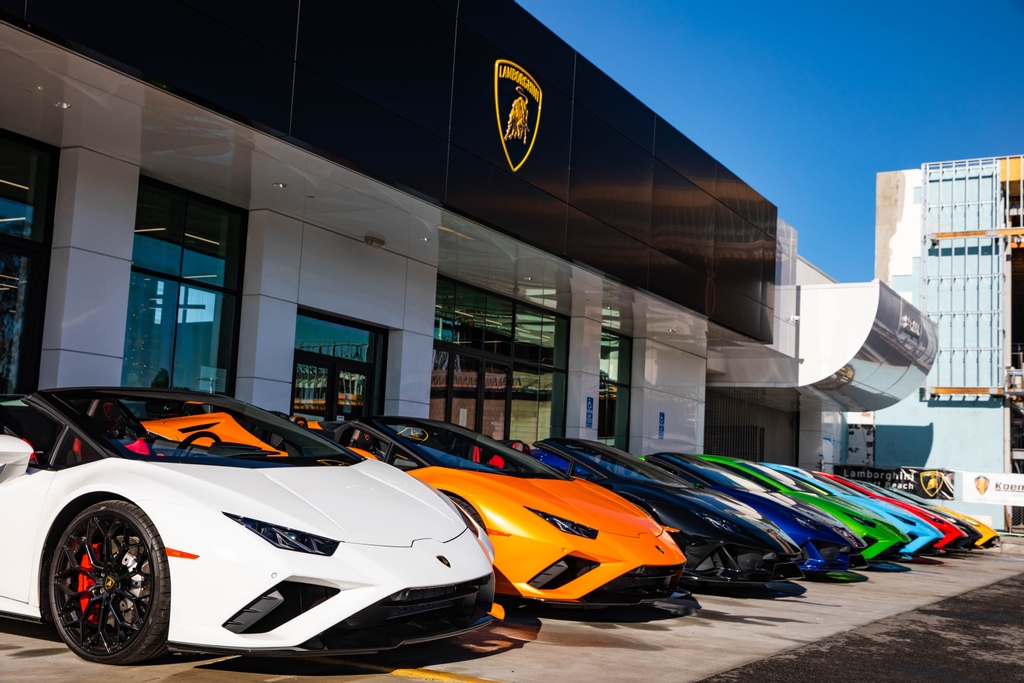 Lamborghini_NB's tweet photo. One more lineup to close out an amazing year! ๐
Thank you to all our clients, supports, and friends for making 2021 so special.
We look forward to an exciting 2022 ๐
#Lamborghini #LamborghiniNewportBeach #LamboNB #NewportBeach #California #Huracan #EVO #EVORWD https://t.co/j2HVetJhmv