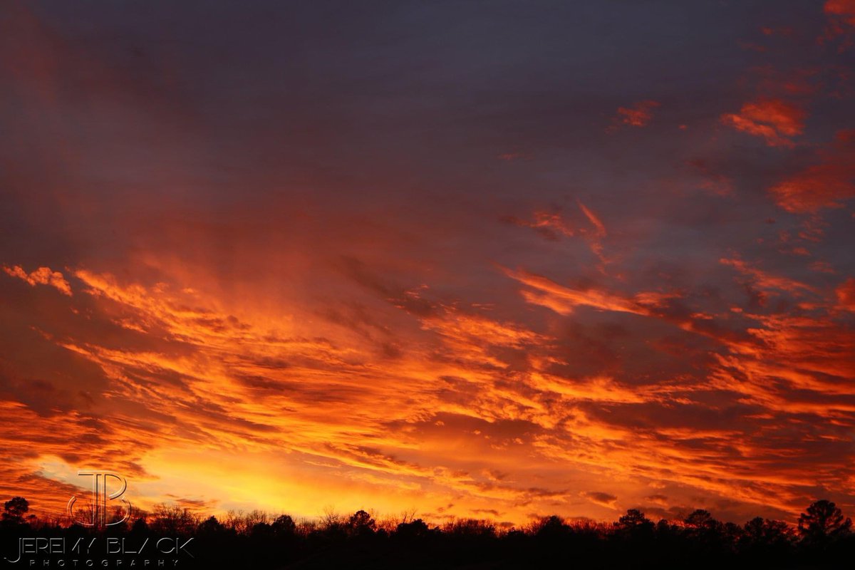 JeremyBlack13's tweet photo. The last sunset of 2021 photographed in Montevallo, Alabama tonight was the most beautiful sunset of the year! @spann https://t.co/3r5MPBzOxF