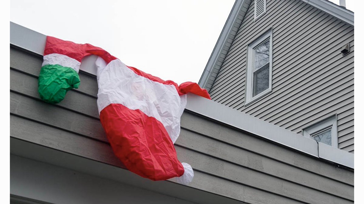 Suspicious circumstances? 

The holiday season is over and done, and all the Santas and elves and reindeer and pandas slowly deflate in front yards.

It’s a Santapocalypse.

garyduehr.com/things#/santap…