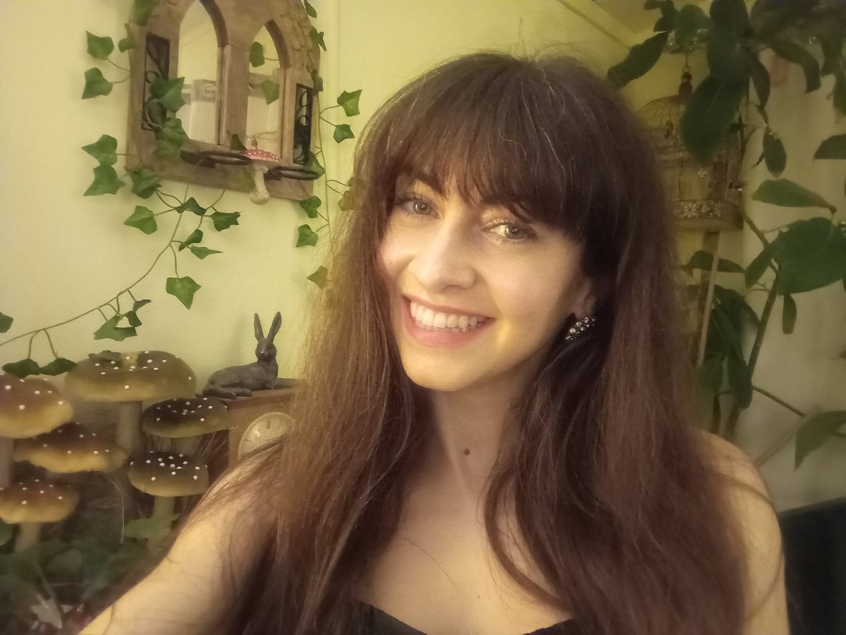 Happy New Year everyone! I'm so grateful for all of you lovely people who follow me and my music and I hope that many good things come your way in 2022! #happynewyear #newyearwishes #lovelypeople