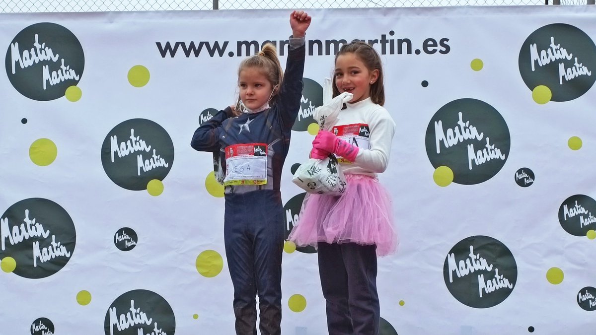 zaragozadeporte's tweet photo. Niños de entre 1 y 12 años han corrido en las pistas exteriores del centro deportivo ataviados con disfraces y respetando las medidas de seguridad ante la covid-19 en diferentes recorridos que iban de los 40 metros a un kilómetro, dependiendo de la edad. https://t.co/M8mkQVwN4V
