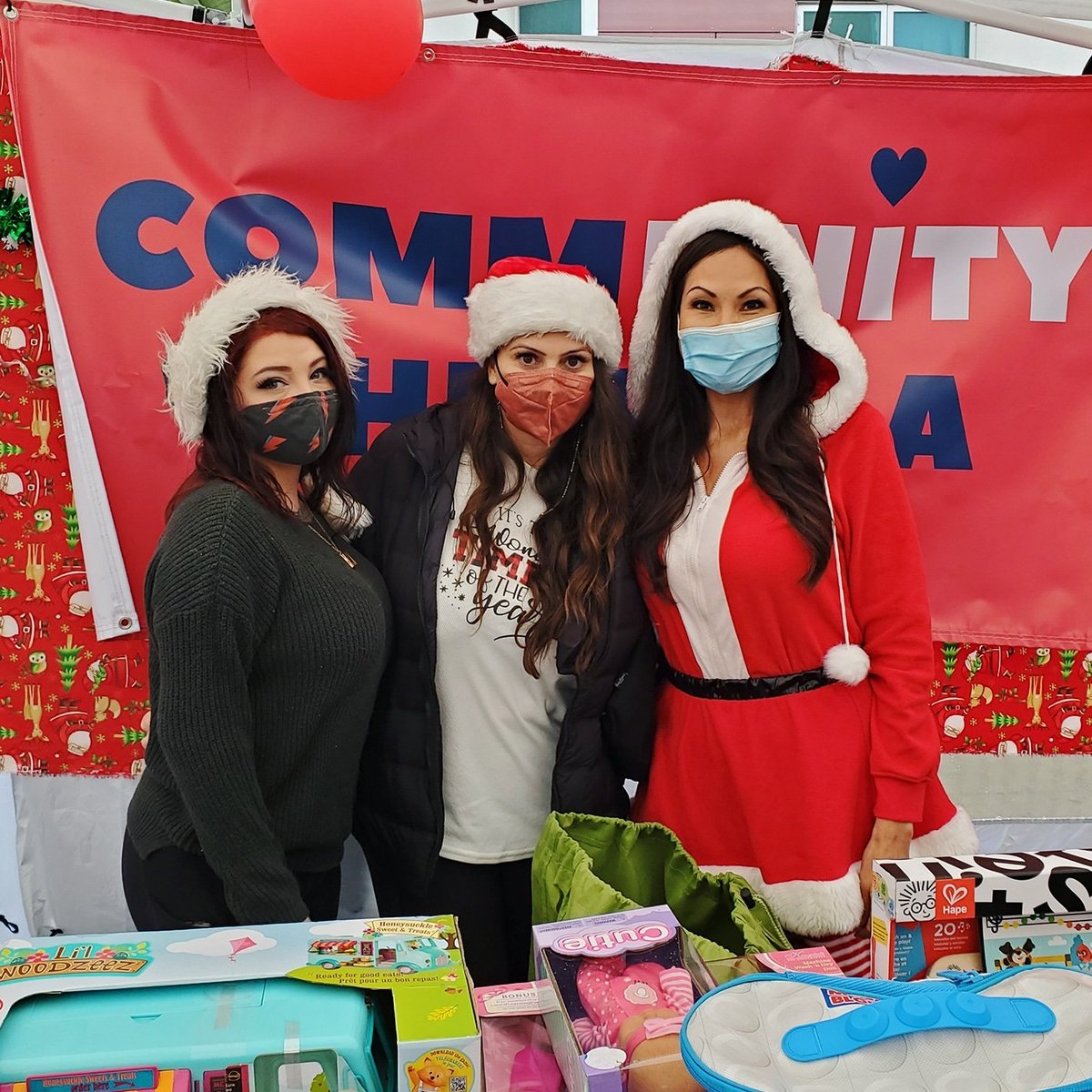 unitythriftla's tweet photo. Thanks @alinaratta and Aria for helping me distribute toys to the kids on Skid Row. #Christmas memories #HAPPYNEWYEAR ❤💫 https://t.co/Jtb5XxGjzR