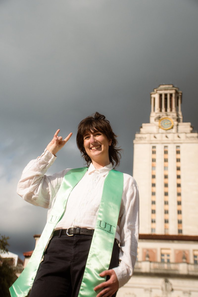 spaceslother's tweet photo. before the year ends, I need to confirm that I DID indeed graduate from UT Austin as class of 2021! 
BS in Geology, opt. Geophysics 🪐
excited to continue researching in planetary geophysics and working on grad school apps 🌕🎓 https://t.co/dSSqB8Sy4w