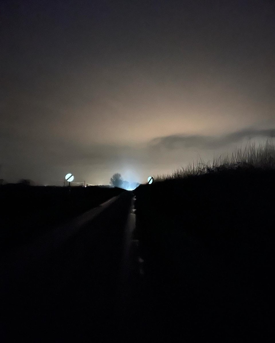 jredden's tweet photo. 60 mph speed limit ahead. Iโd better slow my pace.
.
Last run of 2021. In Four weeks Iโll be in Alaska for a 600 mile crossing.
.
Im looking forward to this journey. Iโm raising money for a few charities (@SoundaboutUK and @Lindengate )
.
#oxfordshire #chinnor #7kmrun #alaska https://t.co/wCXIiDfWr8
