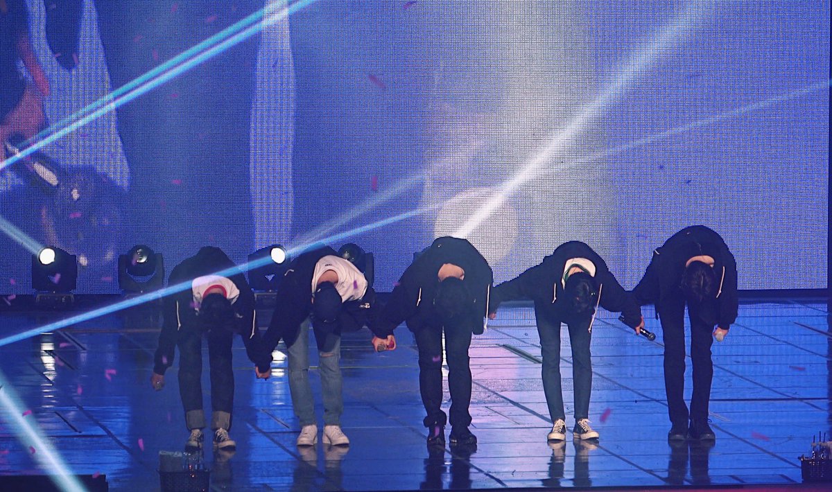 2021년에도 뉴이스트를 응원할 수 있어 너무 행복했어요! 2022년에는 우리 모두 건강하고 행복한 한 해 보낼 수 있길 기원합니다. 새해 복 많이 받으세요:)