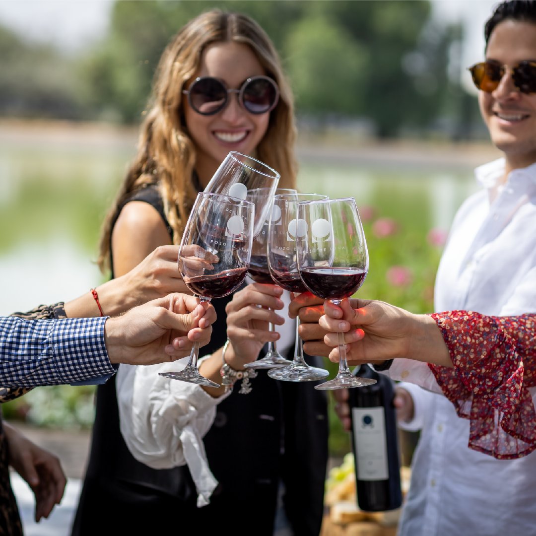 Gracias por ser parte de la comunidad Pozo de Luna. 
Que el 2022 esté lleno de salud, felicidad y sobre todo, de vino.
¡FELIZ AÑO NUEVO!