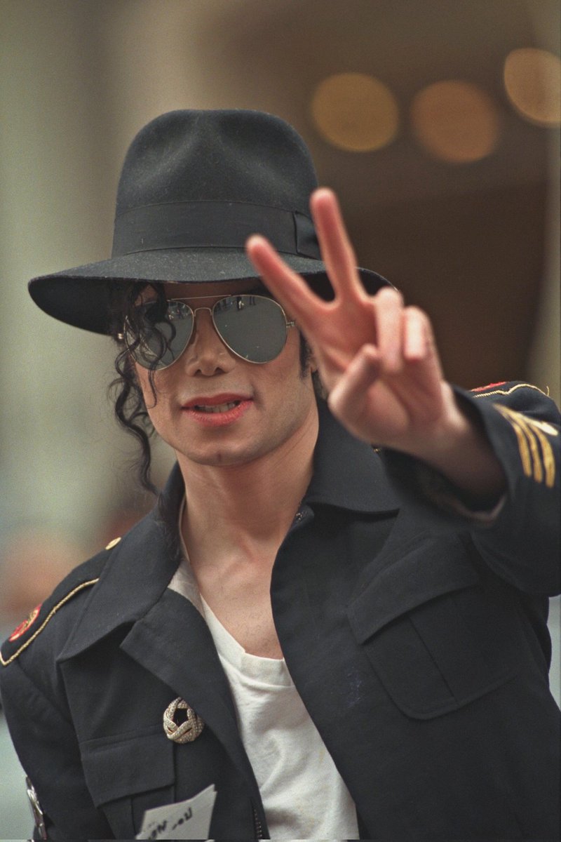 thinkermj's tweet photo. the year 2021 we had a lot of love, longing, victory to MICHAEL! MJFANS that our love for MJ strengthens us in 2022!!!!

HAPPY NEW YEAR 🤍🕊 https://t.co/FDjVwTmwMD