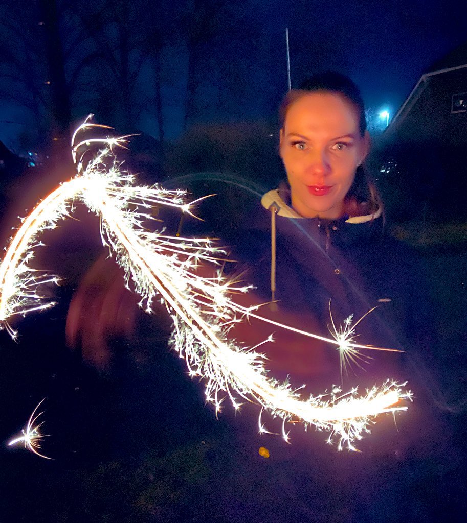 Meine Lieben, ein neues Jahres hat begonnen, ihr haltet mir aus irgendeinem Grund immer noch die Treue. Dafür ein riesengroßes DANKESCHÖN an euch 😘 bleibt gesund und munter und feiert noch ordentlich.