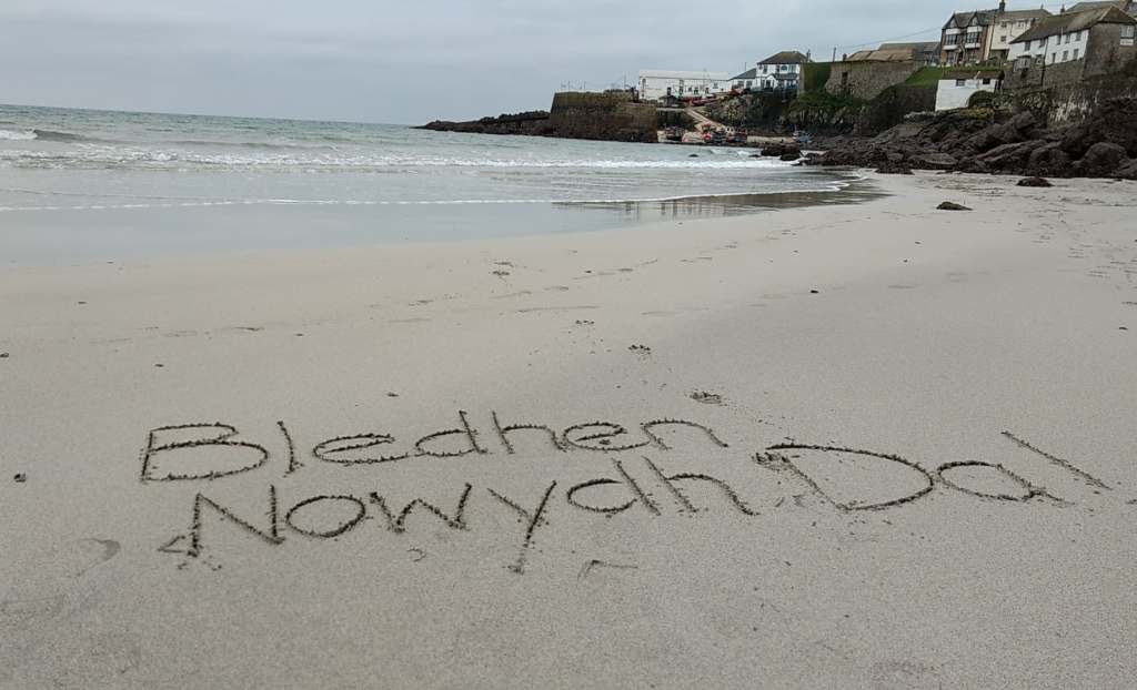 kernowlingo's tweet photo. Bledhen Nowydh Da! Oll an gwella rag 2022!

🎉🎉🎉🎉

Happy New Year! All the best for 2022!

🎉🎉🎉🎉 https://t.co/VSbmIsgS8P