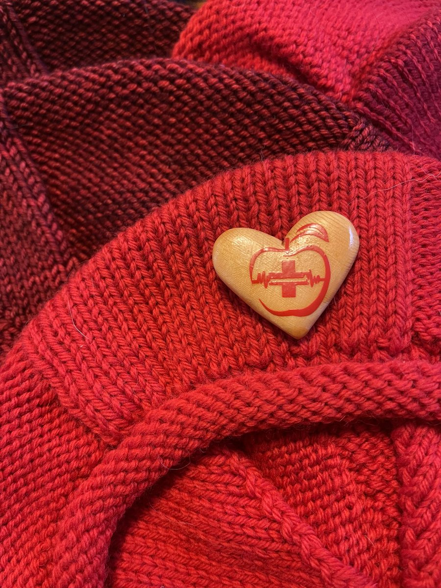 RedBeretsM4All's tweet photo. The left is a solidarity apple that @DesnoyersScott designed, connecting the two apples—@NYHCampaign and @WholeWashington with the heartbeat (all of us) from coast to coast across the United States in solidarity‼️🍎

The roses, also Scott, for @artistsonstrike #CraftStrike!! https://t.co/6boyF1omSy