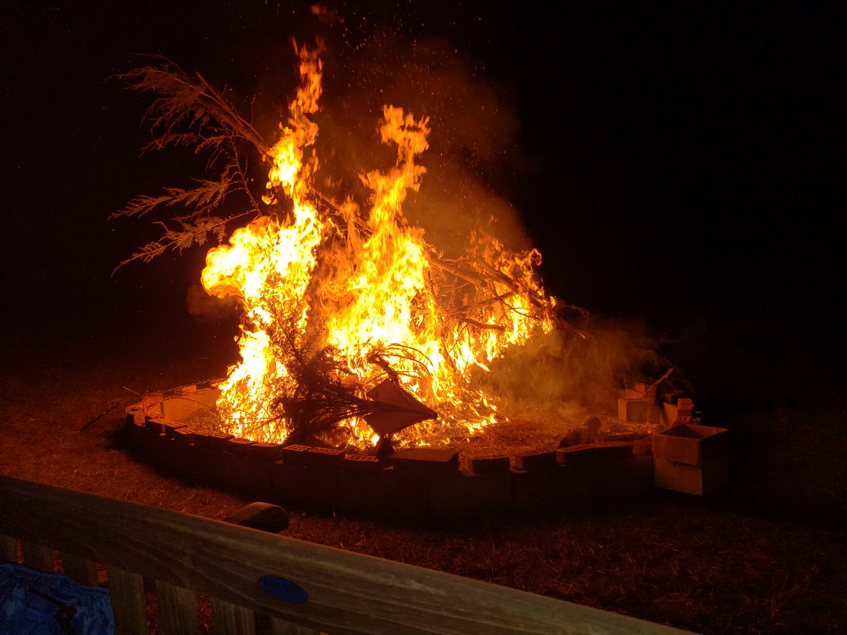 flaflashr's tweet photo. Letting go of 2021 - neighborhood Phoenix Bonfire @typinggloves https://t.co/9Ghwm6NZNO
