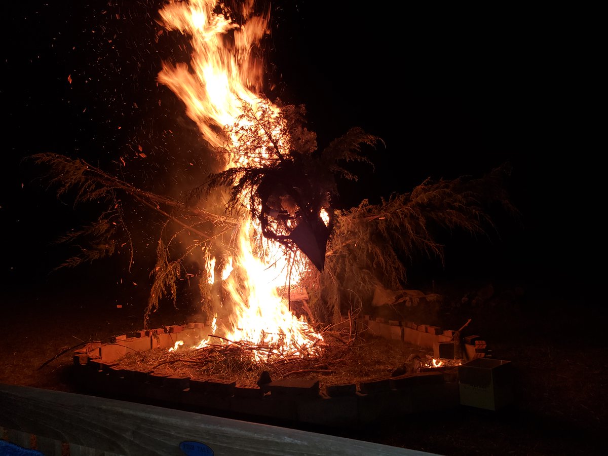 flaflashr's tweet photo. Letting go of 2021 - neighborhood Phoenix Bonfire @typinggloves https://t.co/9Ghwm6NZNO