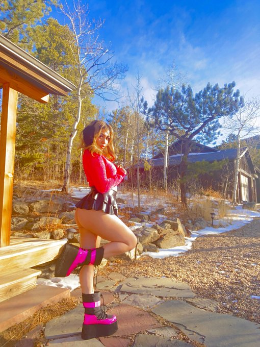 hot girl winter https://t.co/S5GospAkjN