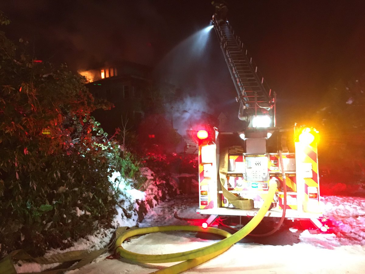 House fire at N 26th/Rosemount Way, Tacoma. Several fire trucks on the scene. House is heavily damaged. No word on anyone hurt. #FOX13 https://t.co/vgVHI4wo0k