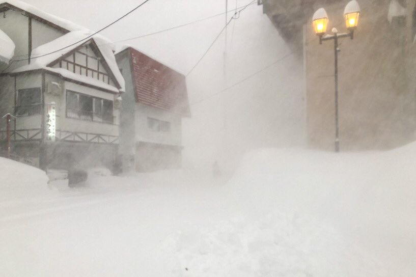 尾瀬マウンテンガイド あけましておめでとうございます 家の前でも時折ホワイトアウトな新年です よく降るな 檜枝岐村8時の積雪178cm 9 家の裏でツボ足だと胸上 スノーシューでも腰下まで埋まりました 道路でのスタックにも要注意 一回目の 尾瀬マウンテンガイド あけましておめでとうございます 家の前でも時折ホワイトアウトな新年です よく降るな 檜枝岐村8時の積雪178cm 9 家の裏でツボ足だと胸上 スノーシューでも腰下まで埋まりました 道路でのスタックにも要注意 一回目の