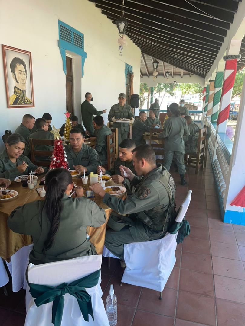 dhernandezlarez's tweet photo. Los integrantes de la gloriosa #FANB permanecemos unidos y cohesionados compartiendo el tradicional almuerzo navideño de Fin de Año como la familia patriota que somos, y a la vez festejamos el honor de tener el privilegio de ser los Defensores de nuestra Patria! https://t.co/MiQudwMBYP