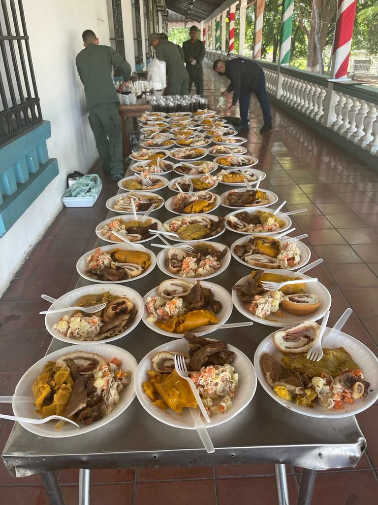 dhernandezlarez's tweet photo. Los integrantes de la gloriosa #FANB permanecemos unidos y cohesionados compartiendo el tradicional almuerzo navideño de Fin de Año como la familia patriota que somos, y a la vez festejamos el honor de tener el privilegio de ser los Defensores de nuestra Patria! https://t.co/MiQudwMBYP