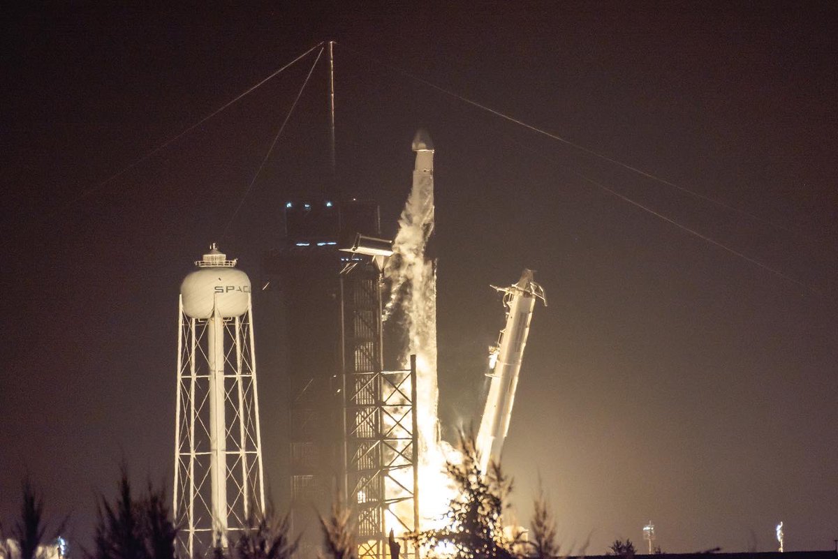 brandonjmphoto's tweet photo. Few of my favorites from 2021. It was a good year. In March I moved from #SouthCarolina to the #SpaceCoast to photograph #RocketLaunches w/ goal of getting #presscredentials. I photographed 19 launches, plus visited the #VehicleAssemblyBuilding to photograph #SLS! #spacex #ula https://t.co/VIKqV3207A