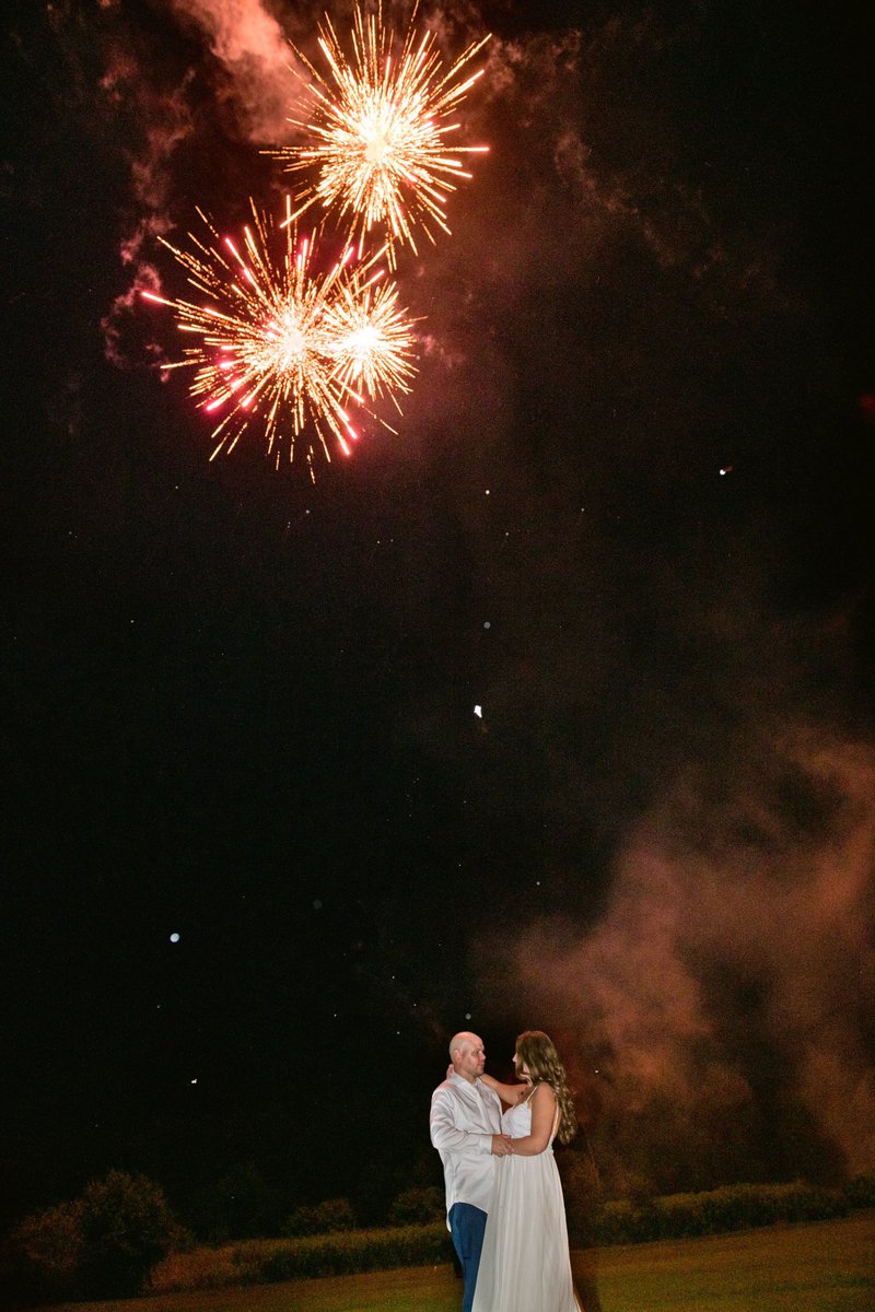 ChattinChels's tweet photo. My 2021 was so magical 🎇 Here’s to more fireworks in 2022 🥂 Wishing everyone an amazing new year! 🤍 https://t.co/C0PJDmPN5G