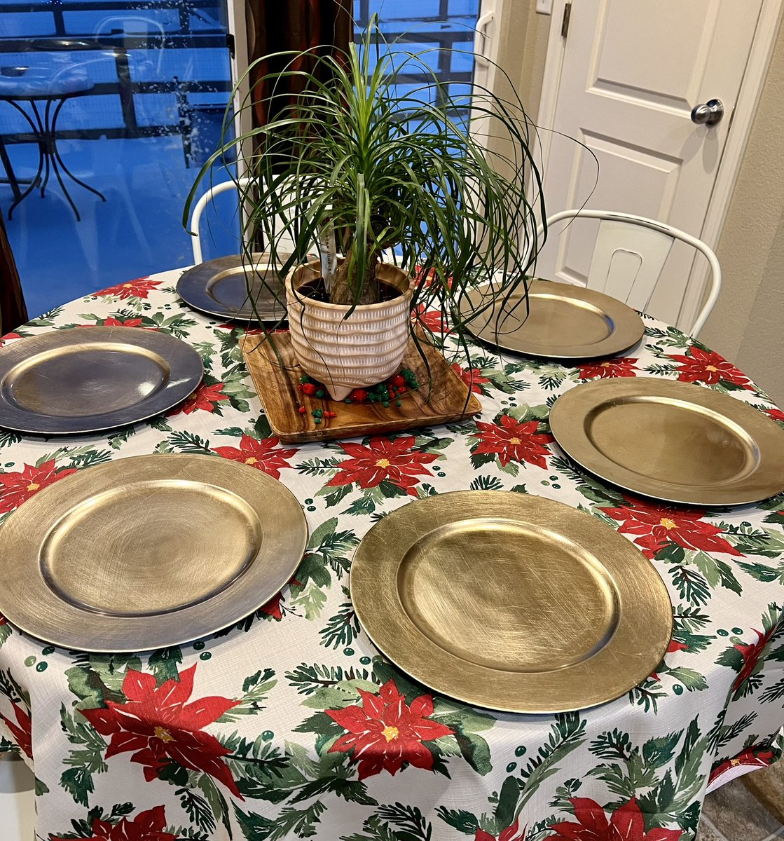 MailynSpeaks's tweet photo. Pretty table in the making. #DaringAndDifferent 
#MamiCooks
#ItsACubanThing 
#FinDeAño2021 https://t.co/EPLotAImTI