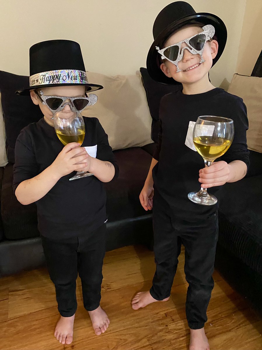 RobinScrutton's tweet photo. Oh my goodness guys I just had to show you! #mydates #coolestgrandsons #happynewyear #whiteyynation 🥂🥳🎉 https://t.co/vcKsp5K5iB