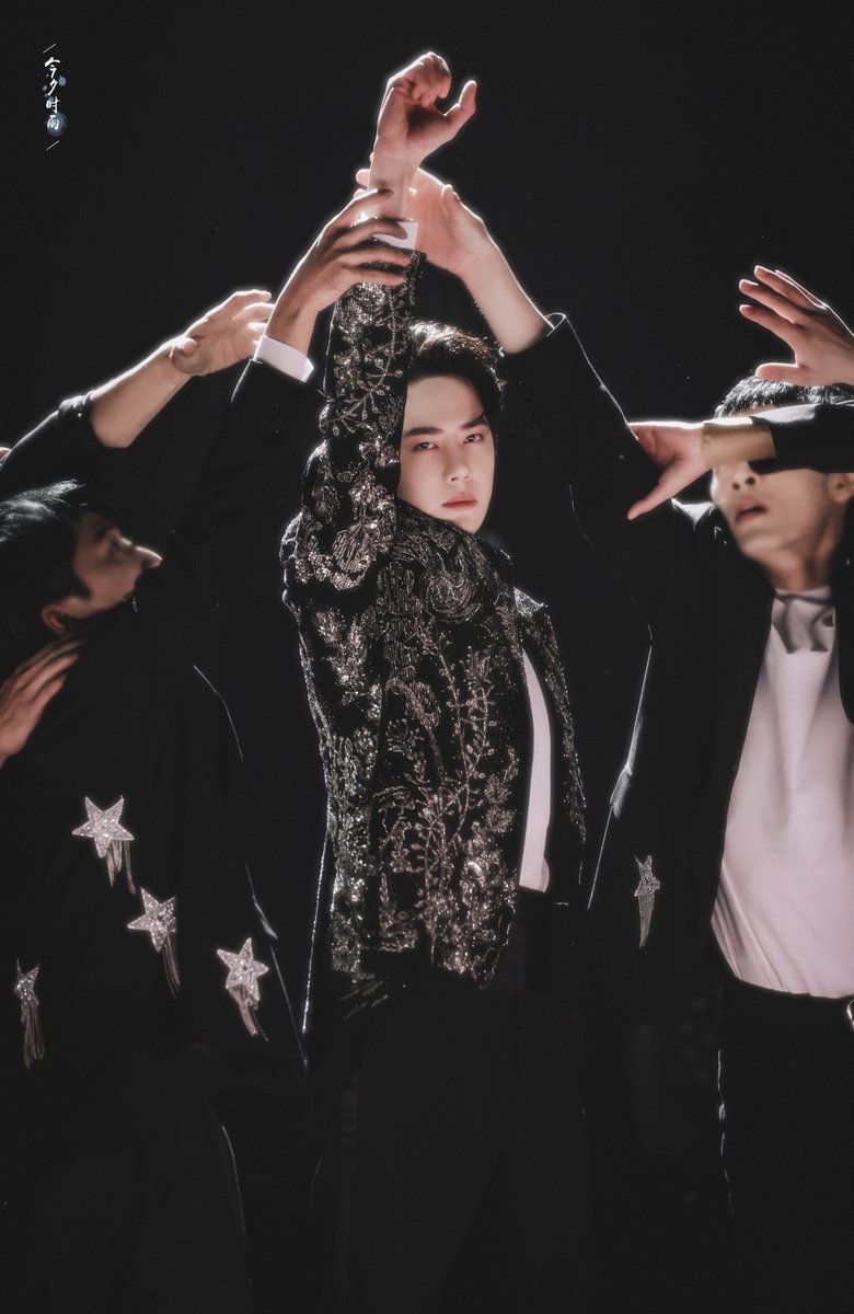 QuotesYibo's tweet photo. [20220101 Weibo @ 今夕时雨丨王一博]
Fan-cam. He actually cried at that moment. If you zoom in, you’ll see his tear.
#WangYibo_HNY2022 #WangYibo_NIAN #WangYibo https://t.co/uVwy5PmCVJ