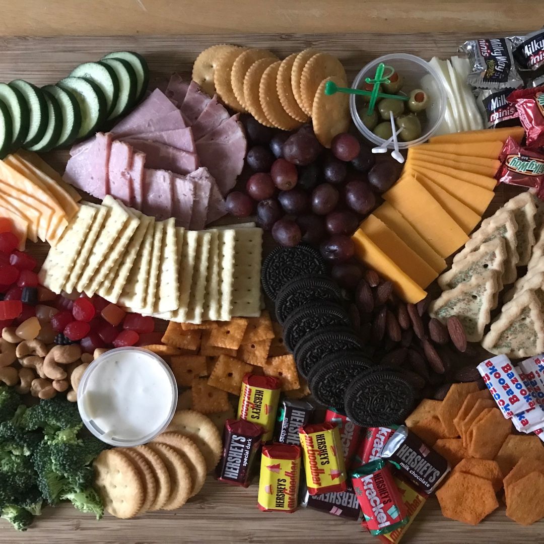 MerleOmegaWelch's tweet photo. New year’s eve charcuterie board. #newyear #charcuterie https://t.co/Gp1ovLbjK7 https://t.co/N2Csf5T1f3
