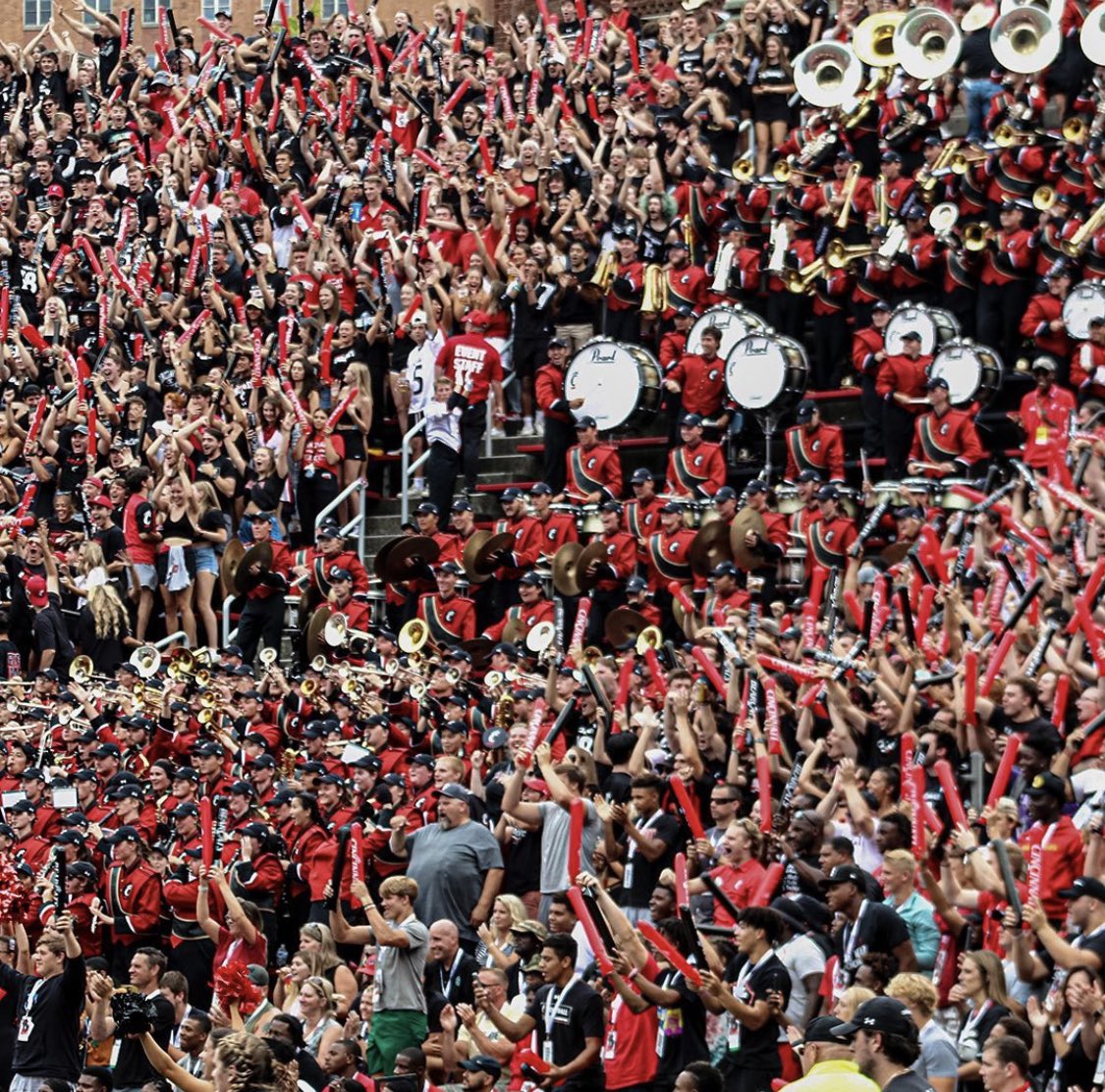 uofcincy's tweet photo. A season we’ll never forget. Proud to be Cincinnati #Bearcats! https://t.co/kvBssMygsO
