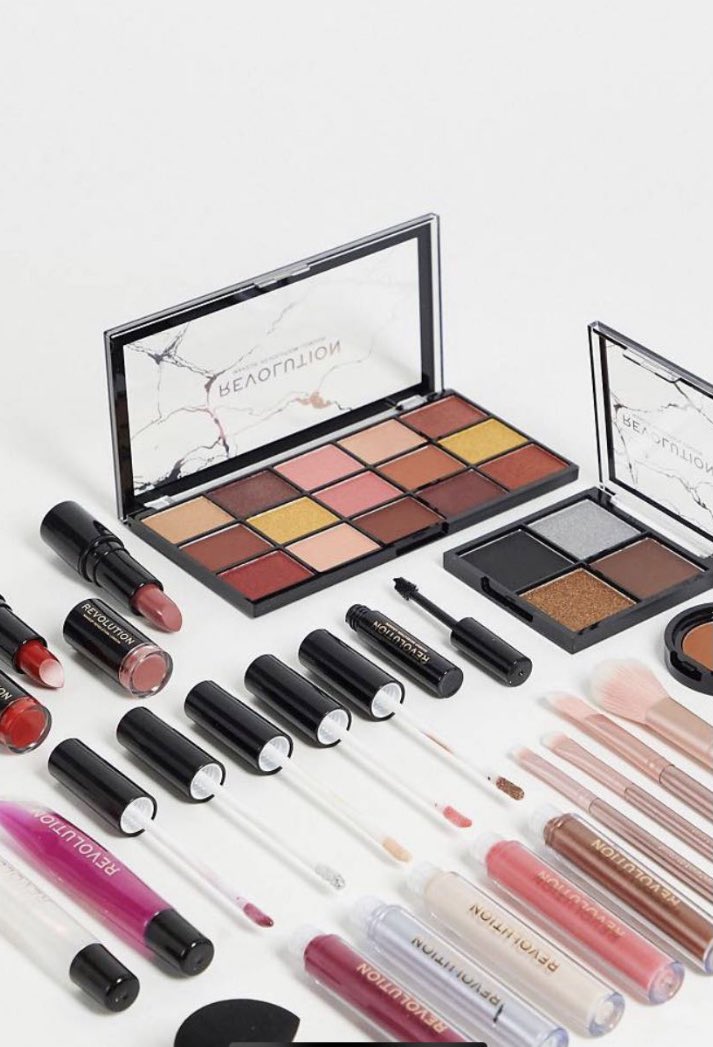 بقدم هدية بسيطة لكم🥺💞
 
الهدية بوكس ميك اب من ماركة ريفلوشن معروف ثباتها فيه اغلب اساسيات الميك اب 

السحب من متابعيني الجمعة القادمة باذن الله الشروط رتويت فقط 😻