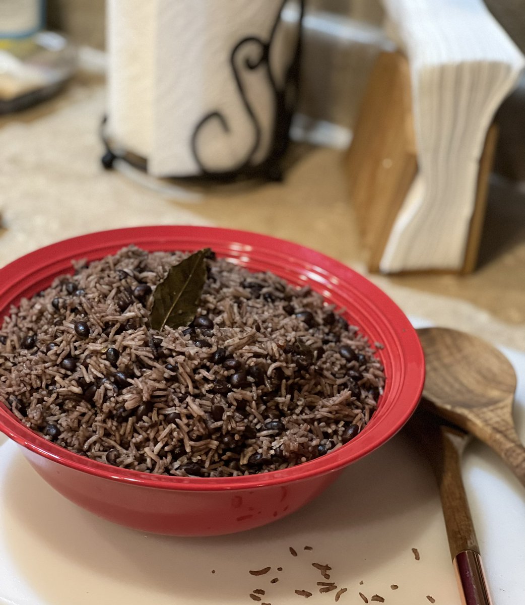 MailynSpeaks's tweet photo. Today, we pig out with carbs. Tomorrow, we work and take the kids sledding. 

#DaringAndDifferent 
#MamiCooks
#ItsACubanThing 
#FinDeAño2021 https://t.co/abqdBmwBwT