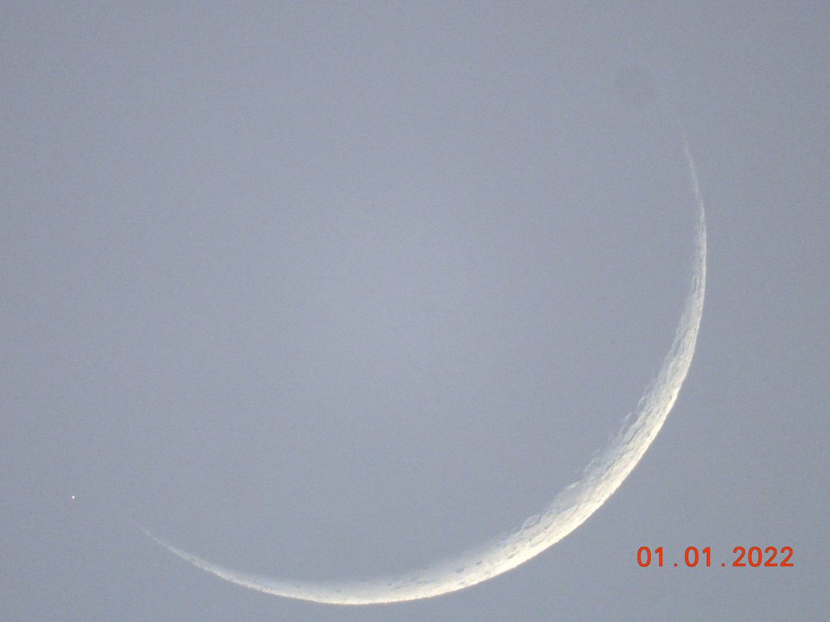 Waning Crescent Moon fading in a sunrise sky on New Year's Day 2022 🌘🇦🇺

#Sydneyskies #January2022Moon 
#WaningCrescent 
#StormHour