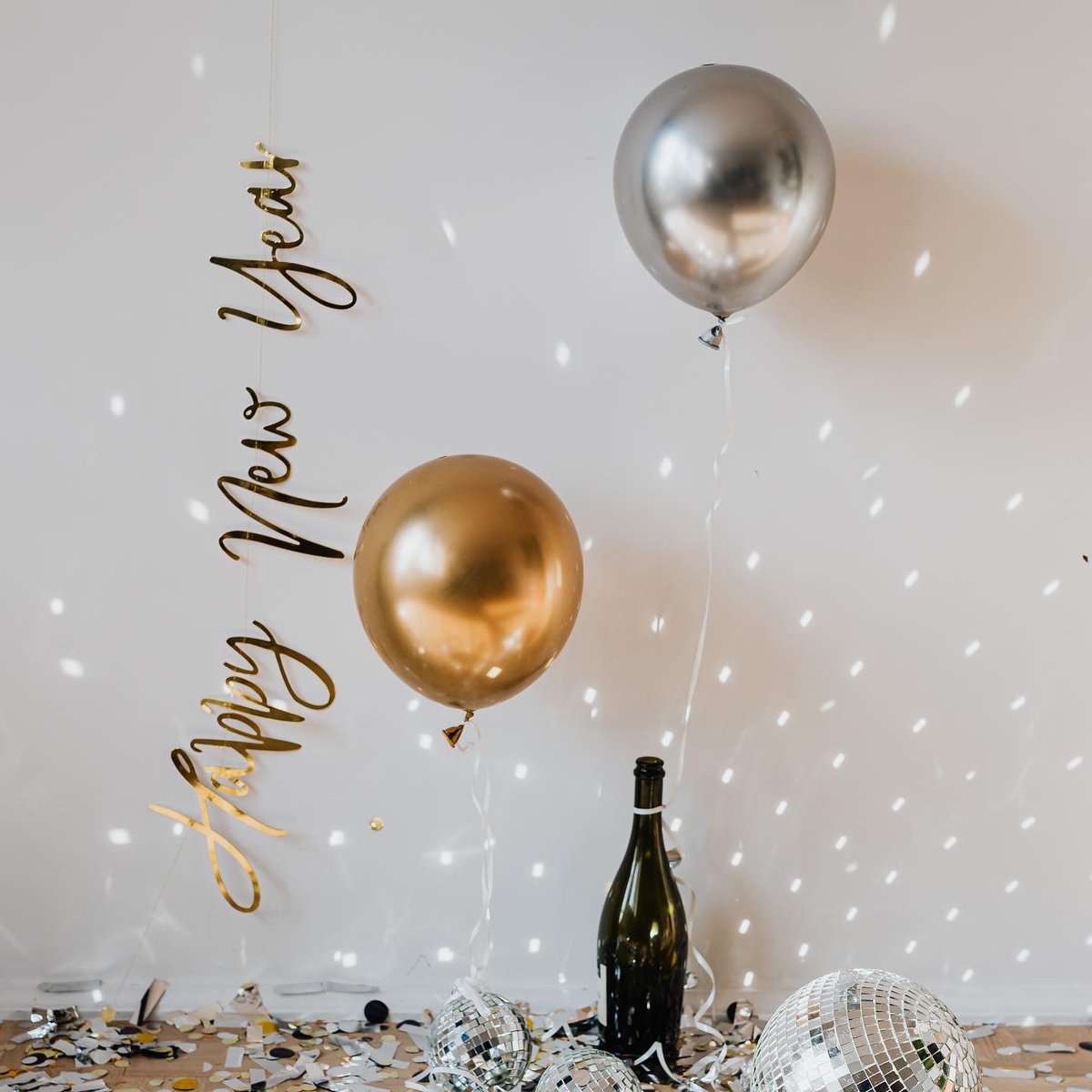 Happy New Year, from everyone at ToolBox! Our team is so grateful for all the support we’ve received in the past year and we look forward to 2022. 🎉 

#TheToolBoxApp #NYE2021