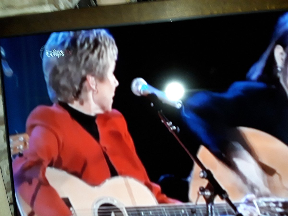 This is Anne Murray!  The most lovely  singer from Canada.  She was now  midnight  of New year 2022 on t.v  . In Belgium Europa  .Anne Murray she is simple the best.