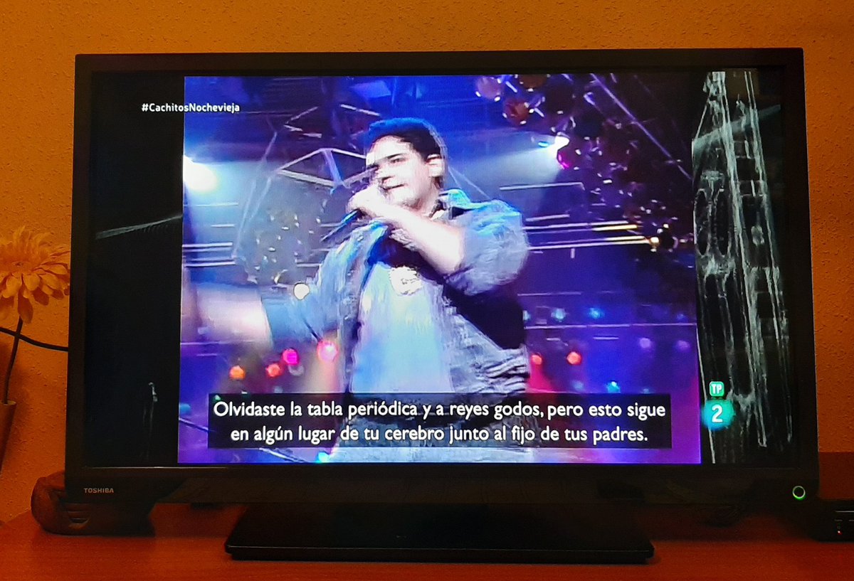 SuarezTri's tweet photo. Tal cual, ¿quién más la ha cantado entera? 😂😂😂 #CachitosNochevieja https://t.co/CY47P9rlWT