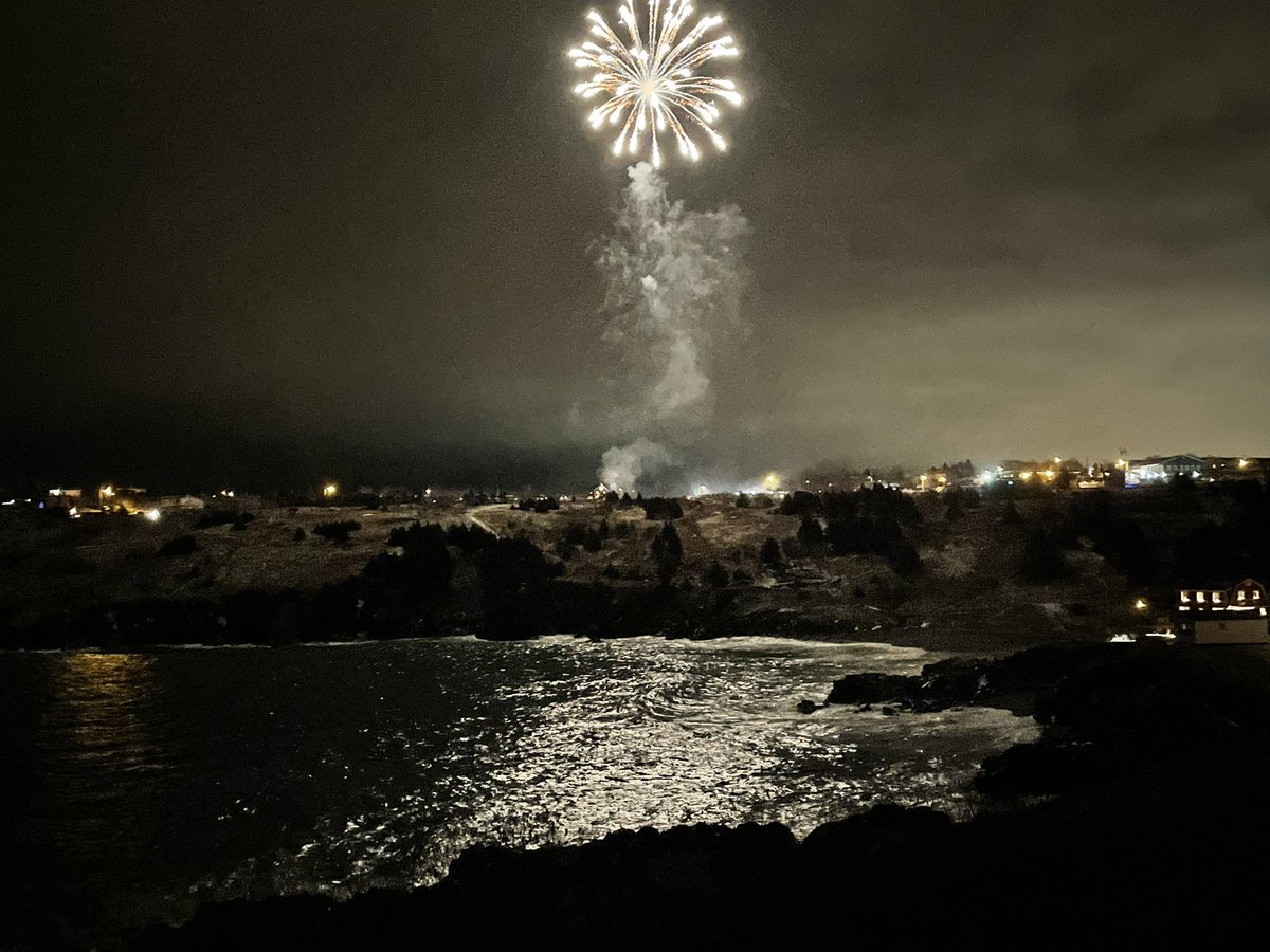 KellyLynnKnee's tweet photo. @torbaynl awesome fireworks tonight, such a beautiful night for a beautiful display of fireworks! #NewYear2022 #fireworks #Newfoundland #torbay #oceanview https://t.co/3NQSfXHTBp