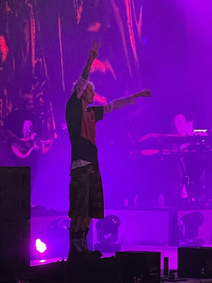 tlovescolson's tweet photo. thank you for the best concert year ever. you mean so much to me and you’re the reason i’ll never get married bc no one will ever be u. <3 @machinegunkelly https://t.co/13ZQ5Kz7AG