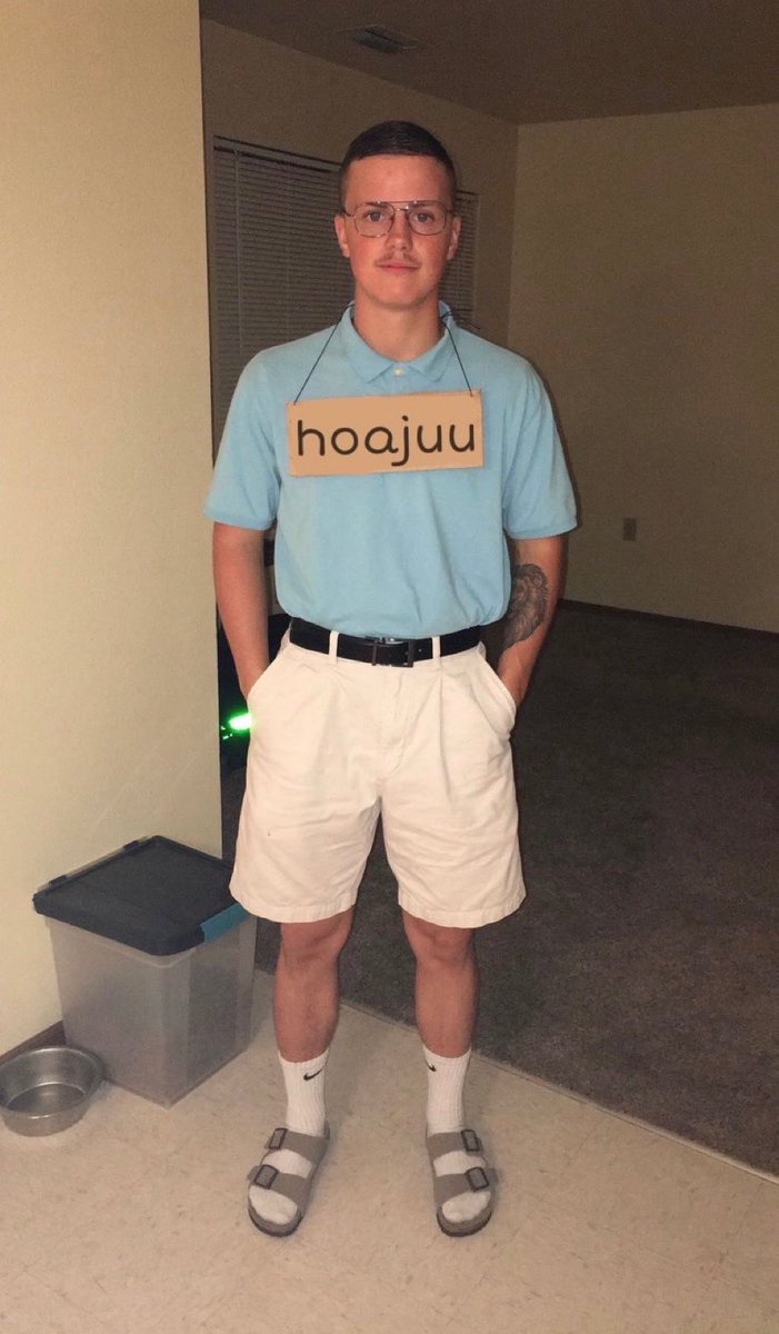 This man pulled up to the New Years party with his favorite egirl on his neck 😭😭